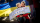 Un enfant tient un panneau de protestation qui dit, en anglais : « Poutine, ne touche pas à l’Ukraine. » L’enfant est assis sur les genoux de la personne qui s'occupe de lui. Derrière eux se trouve un drapeau ukrainien.
